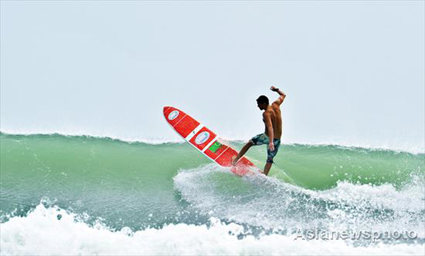 Surfers show skills in Hainan
