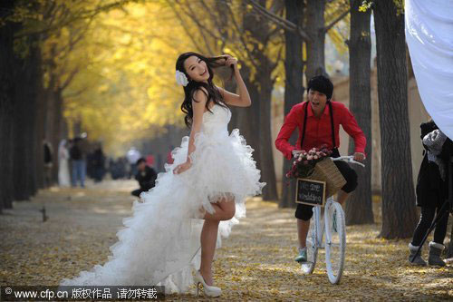 Golden autumn in Beijing attracts visitors