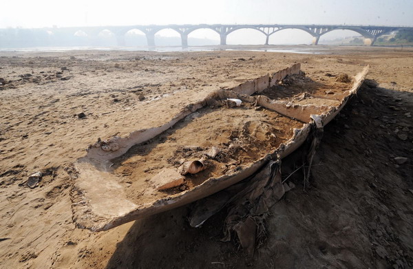 River runs dry as drought lingers in C China