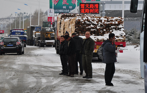 Heavy snow continues sweeping NE China city