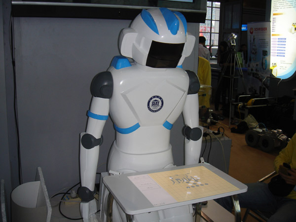 Robots take over China hi-tech fair