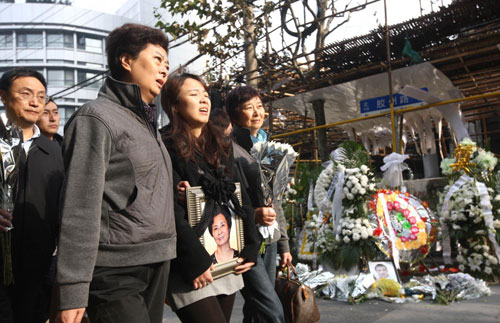 Shanghai mourns victims of apartment blaze