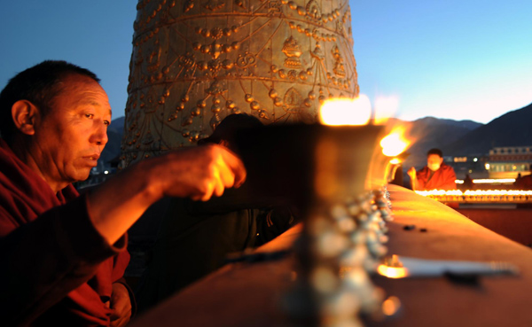 Lamps shine in honor of the late Buddhist master