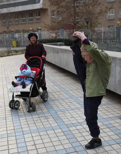 Chinese octogenarian exercises flexibly