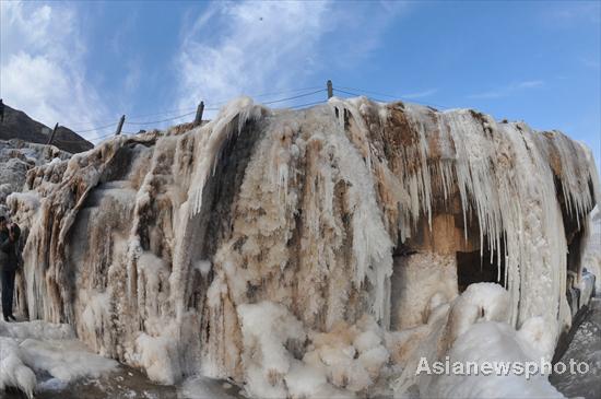 Waterfall icicles reveal Hukou's beauty