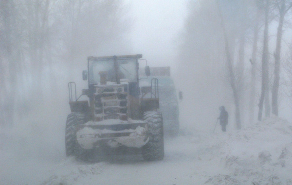 700 cars stuck on snowy road in NE China