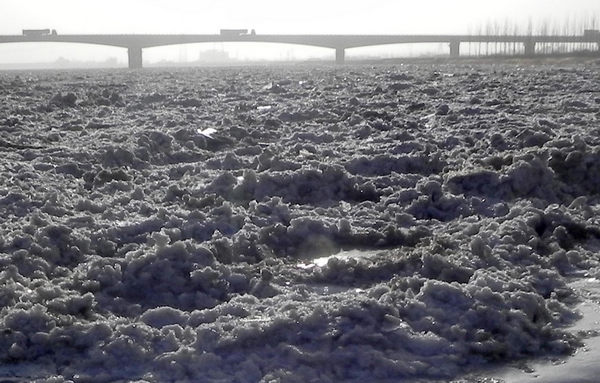 Yellow River freezes up