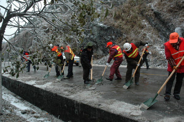 Cold snap sweeps China, traffic at a standstill