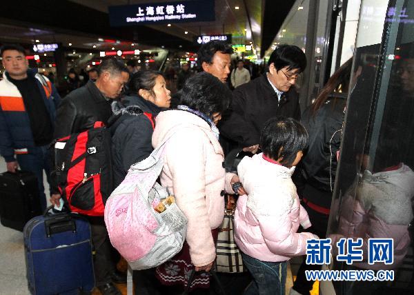 VIP train still empty as holiday crowds surge