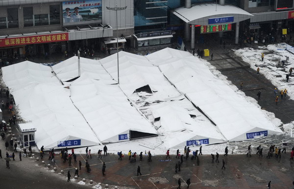 Temporary rail ticket center crushed by snow