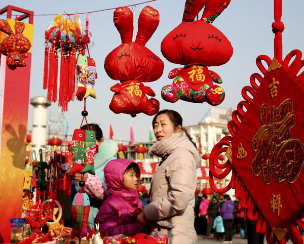 A sea of red fills Spring Festival markets