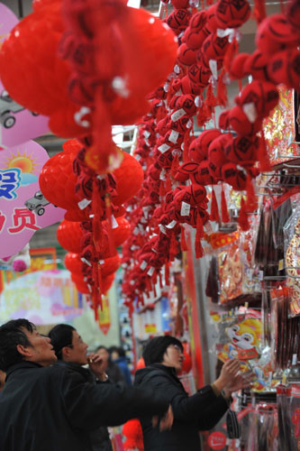 A sea of red fills Spring Festival markets