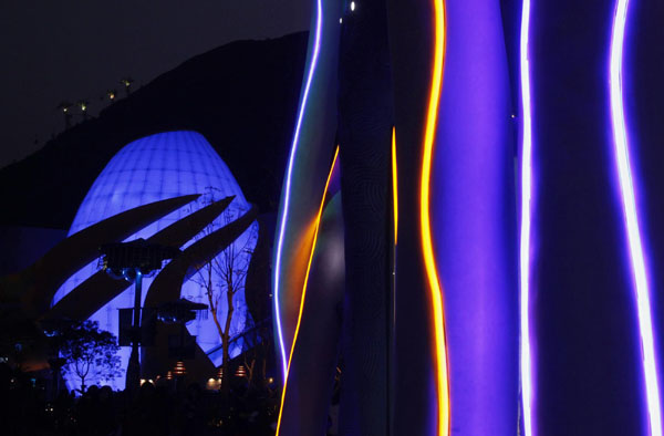 Giant aquarium opens in Hong Kong