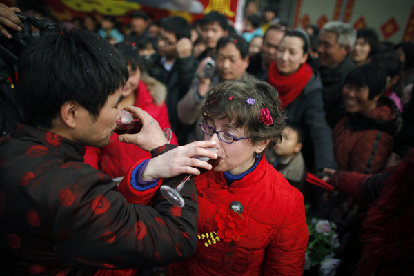 Chinese husband, American wife hold rural wedding