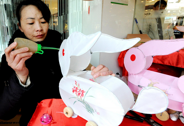 Rabbit lanterns popular ahead of Lantern Festival