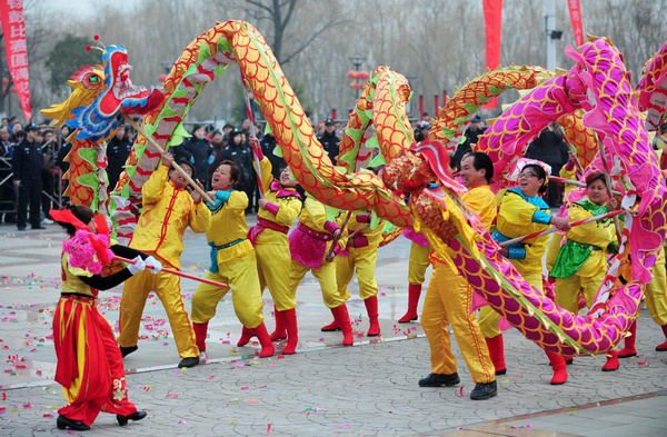 Dragon dance livens up S China