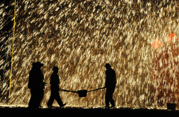 Lantern Festival celebration: spraying molten iron