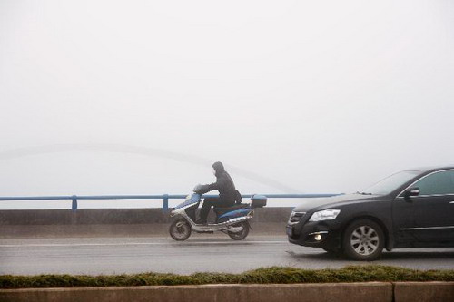 Fog shrouds among many cities around China