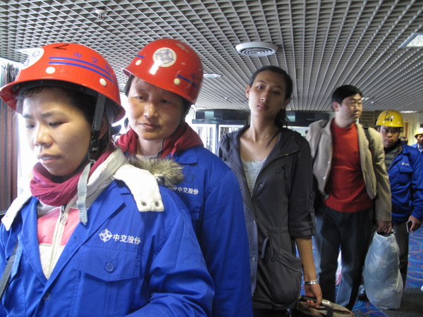 Chinese evacuees from Libya arrive in Greece