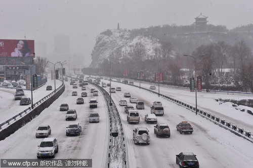 Snowstorm hits NW China's Xinjiang