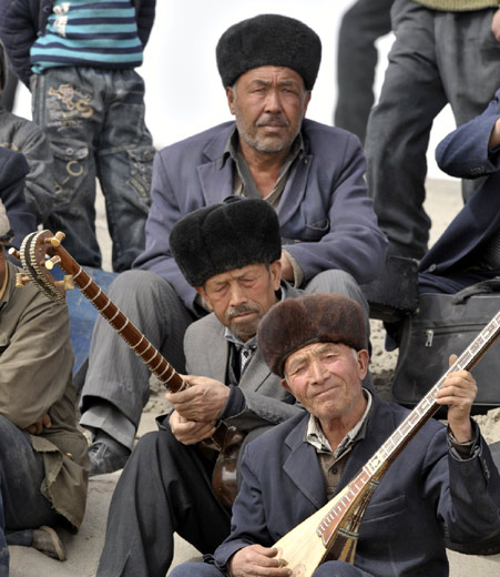 Ethnic groups in Xinjiang set for spring