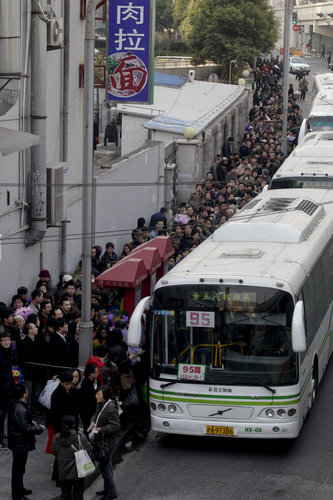 Grave sites come alive for Qingming Festival