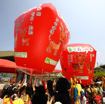 Taiwan children to zoo animals: Bon voyage!