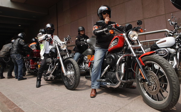 Chinese Harley fans ride to US