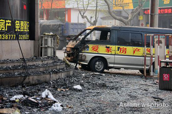 Fire destroys KTV bar in E China