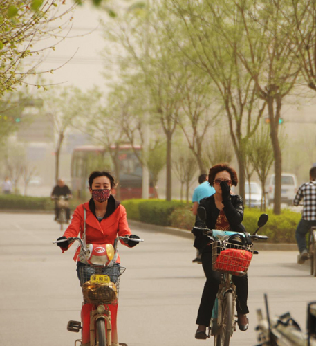 Sky clouded by sand in N China as cold front nears