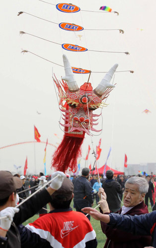 The kite runners in E. China