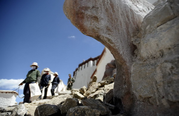 Potala Palace undergoing renovations on path