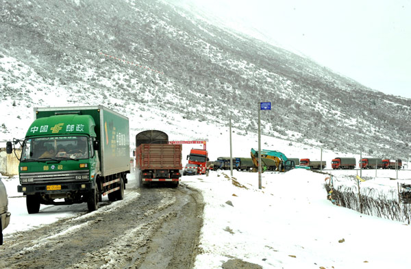 Heavy snow paralyzes road to Tibet