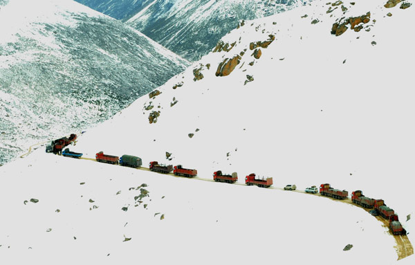 Heavy snow paralyzes road to Tibet