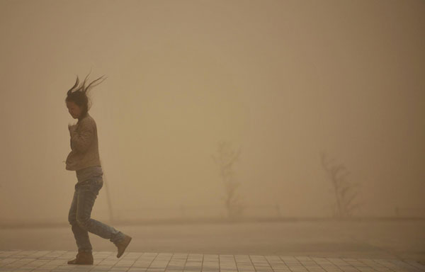 Sandstorm sweeps across NW China