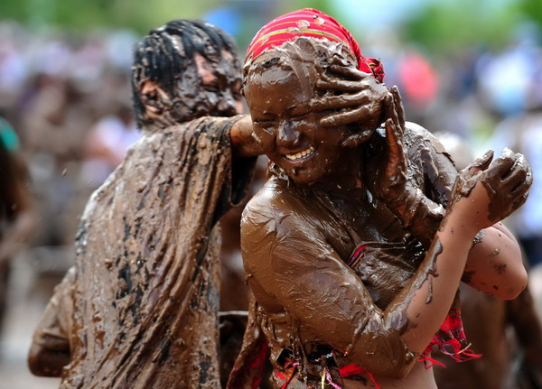 Smear your body with mud in Monihei Carnival