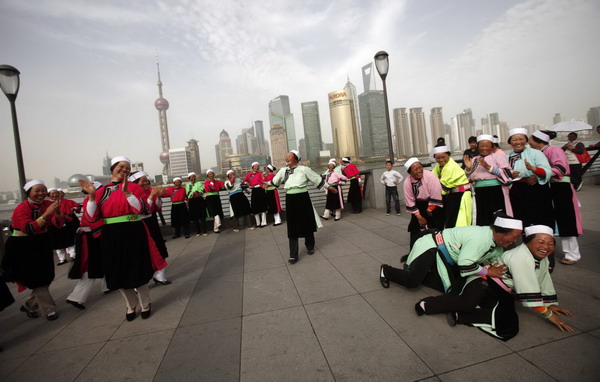 May Day holiday: Women have fun in Shanghai