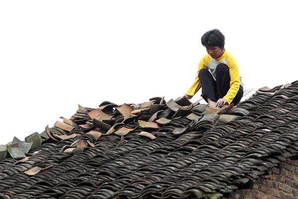 Heavy rainstorm damages houses in SW China