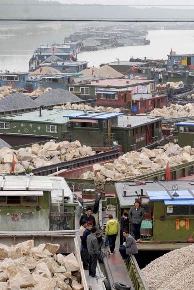 Water gridlock in E China as 700 boats grounded