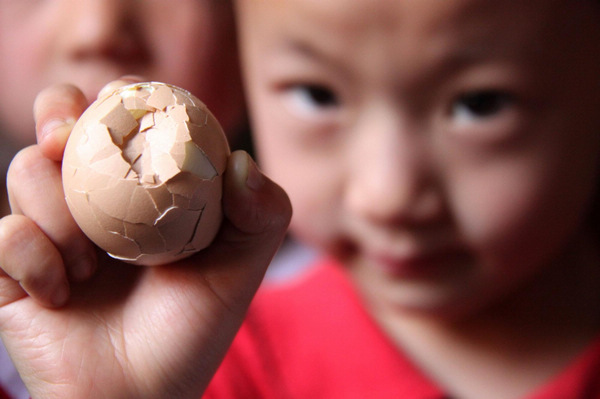 Eggs fighting hatches the start of summer