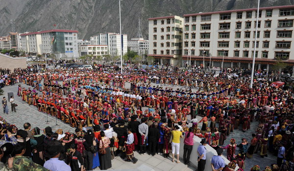 Quake victims stage a gratitude parade