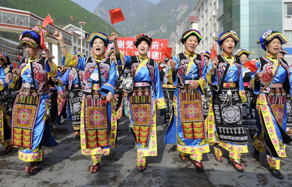 Quake victims stage a gratitude parade