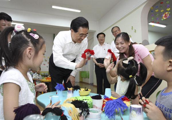 Hu sends greetings before Int'l Children's Day