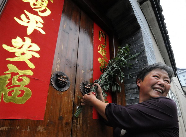 Chinese celebrate Dragon Boat Festival 