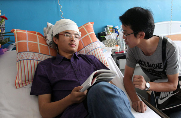 Injured student sits for <EM>Gaokao</EM> after car crash