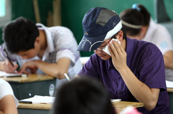 Injured student sits for <EM>Gaokao</EM> after car crash