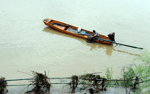 Floods raise Minjiang River to warning level