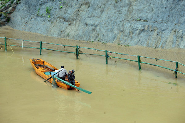 Floods raise Minjiang River to warning level