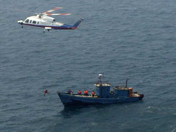 Thirteen sailors rescued after accident near E China coast