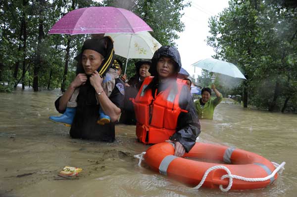 Kids evacuated from flood-trapped kindergarten